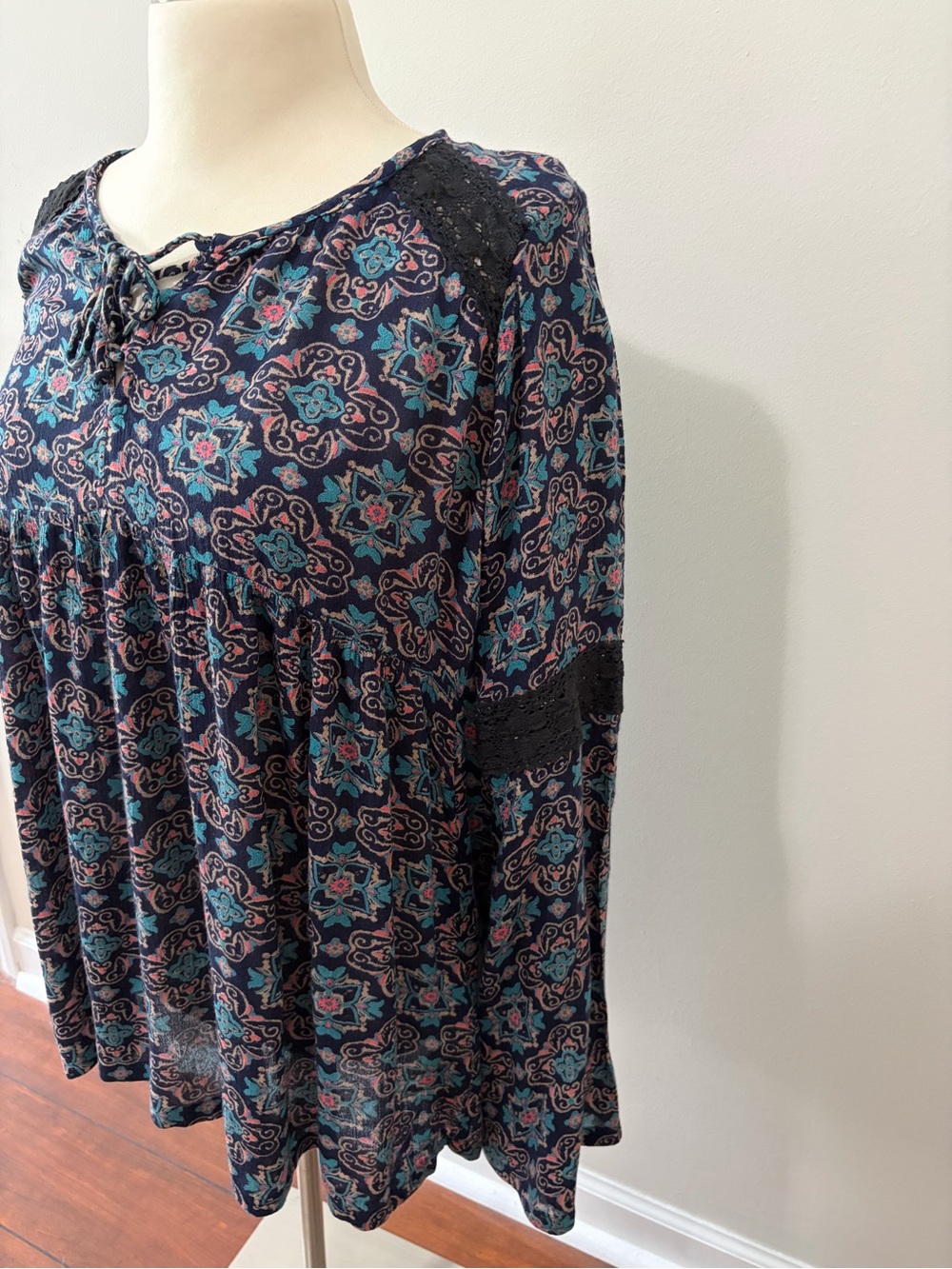 Hollister Navy Floral Tie-Front Crochet Accents Top Sz S Boho Peasant Whimsygoth - Picture 4 of 6